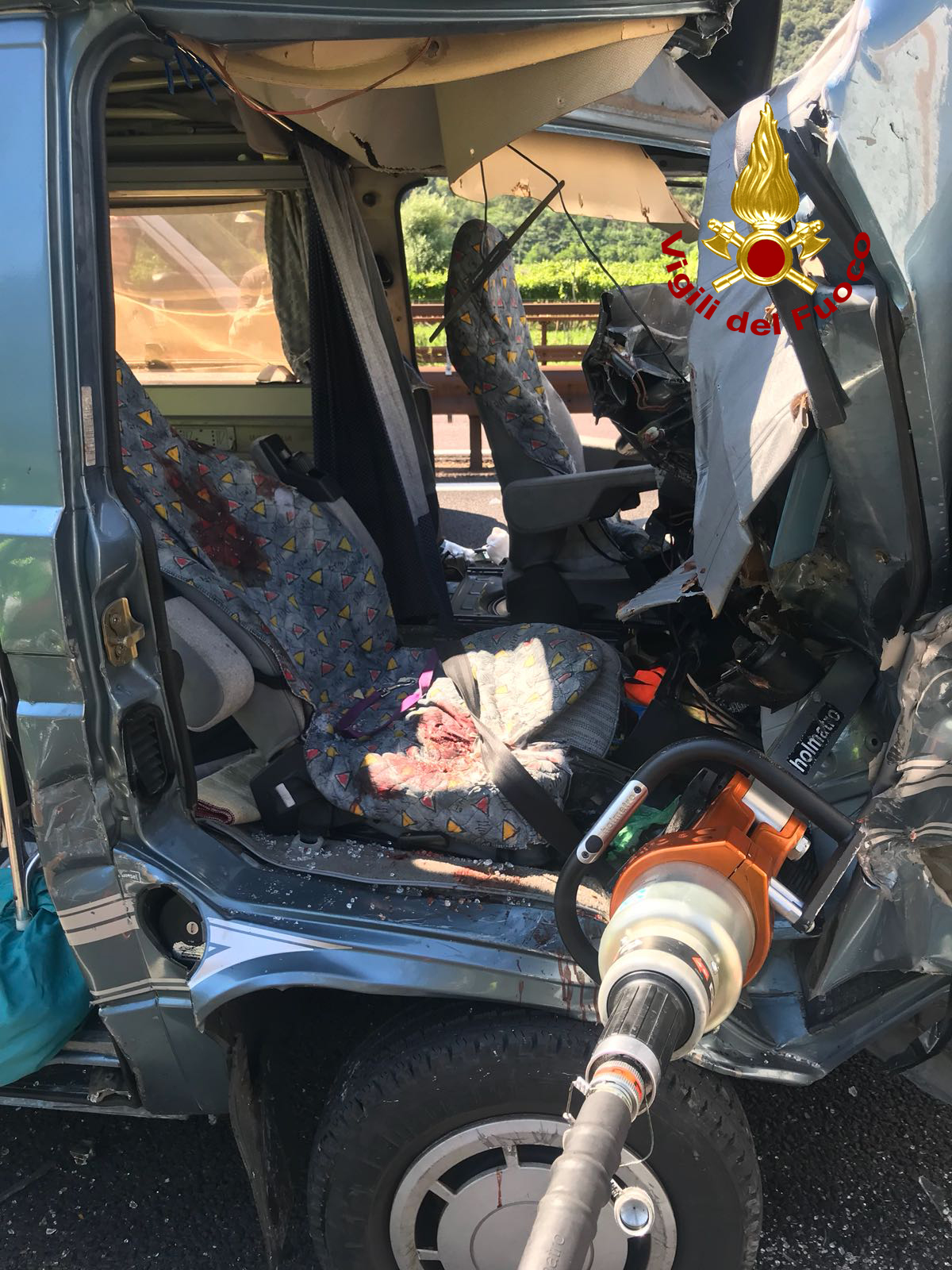 Incidente tra Affi e Ala. Sono intervenuti i vigili del fuoco sul luogo per mettere in sicurezza le persone ed estrarre due persone dal miniwan.