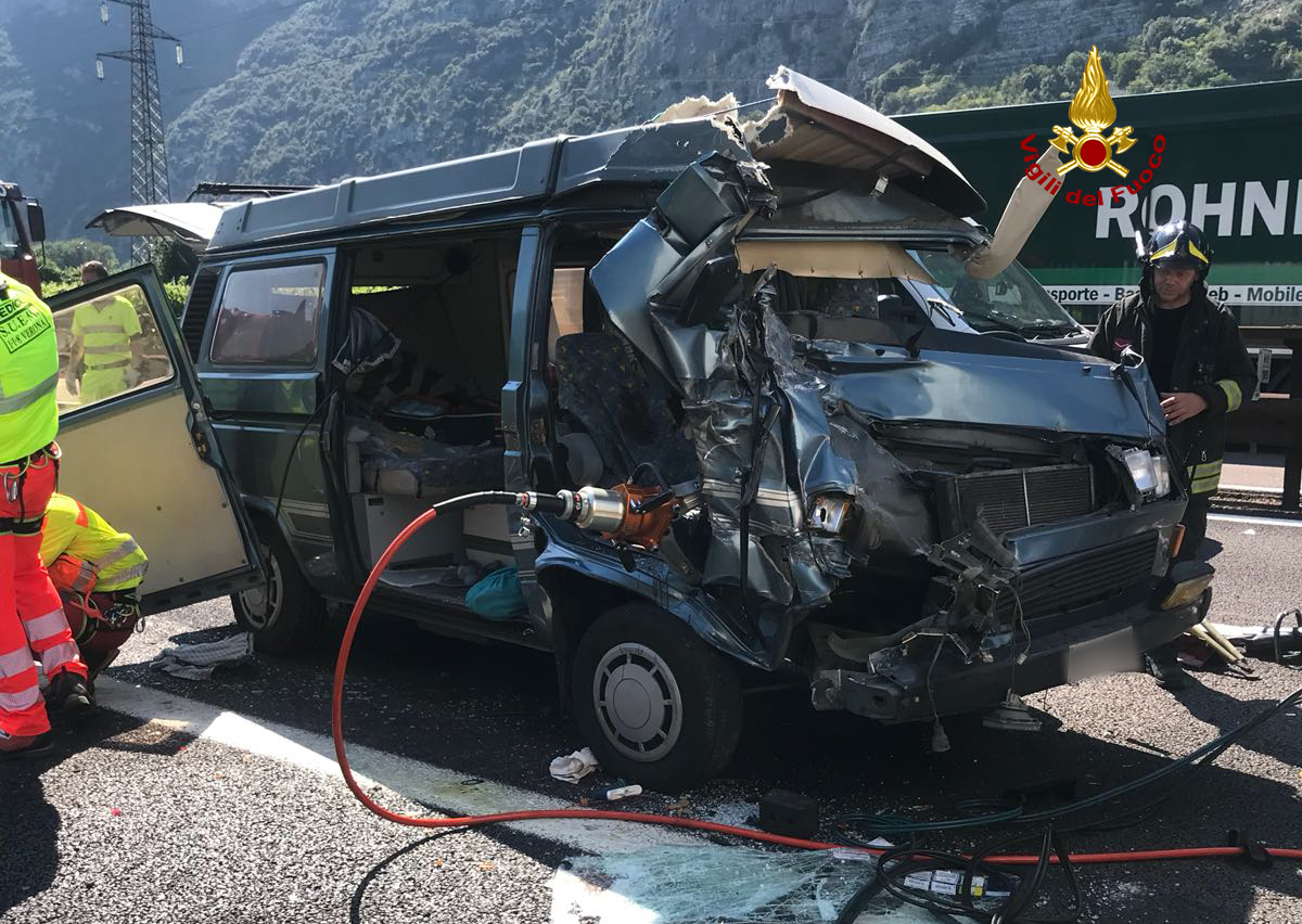 Incidente tra Affi e Ala. Sono intervenuti i vigili del fuoco sul luogo per mettere in sicurezza le persone ed estrarre due persone dal miniwan.