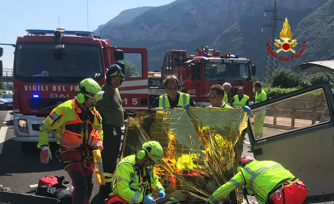 WhatsApp Incidente tra Affi e Ala. Sono intervenuti i vigili del fuoco sul luogo per mettere in sicurezza le persone ed estrarre due persone dal miniwan.2018-07-18 at 16.56.44