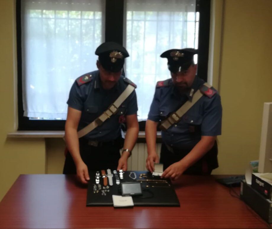 Rincasa e sente rumori, arrestata ladra