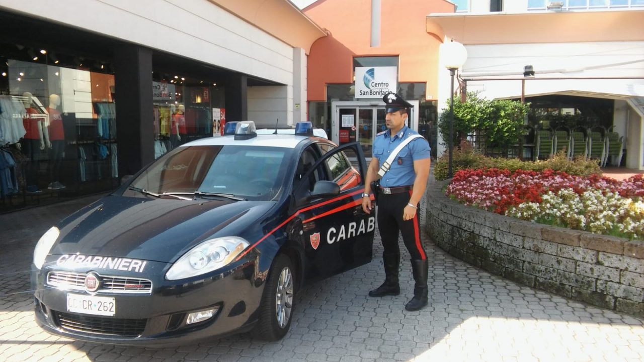 Sfida e aggredisci i carabinieri