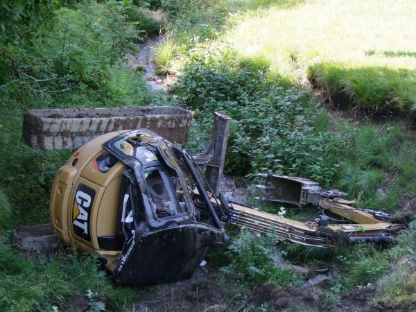 Escavatore si rovescia, morto il conducente
