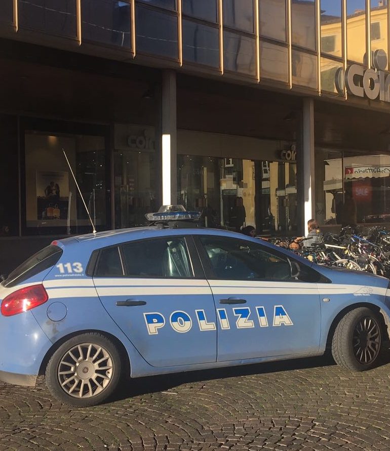 Furto di profumi alla Coin di via Cappello