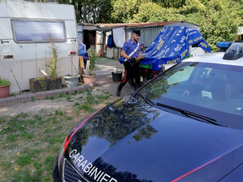 Picchia la compagna e anche i carabinieri, arrestato 55enne
