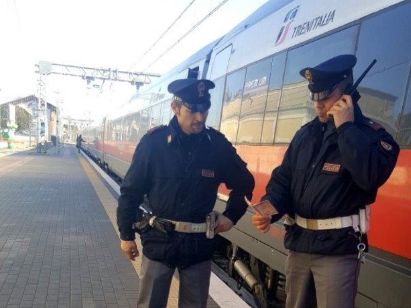 Ruba trolley alla stazione Porta Nuova