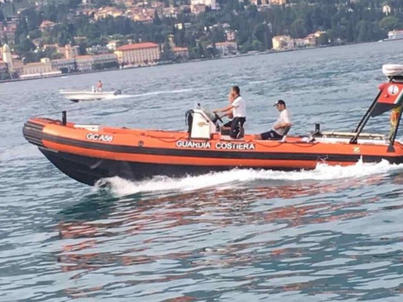 Guardia Costiera salva tre persone e un barboncino