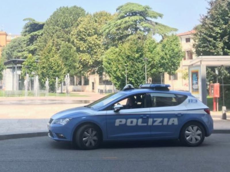 Atti di autoerotismo in piazza Cittadella, arrestato un 43enne