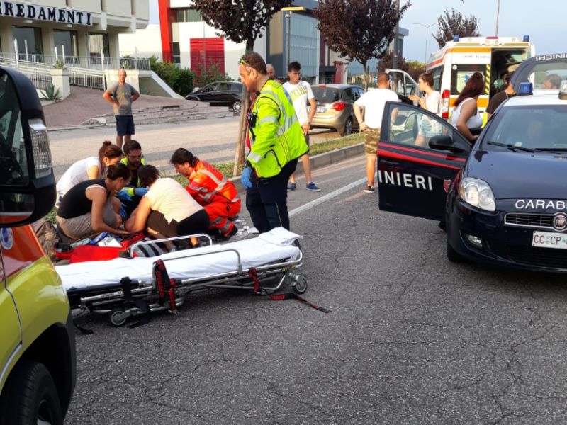 Pedone sulle strisce investito da una moto a Caldiero