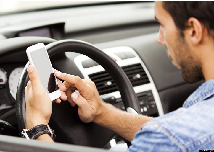 Cellulare alla guida, 25 multe in poche ore