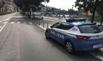 Picchia e rapina una donna: arrestato