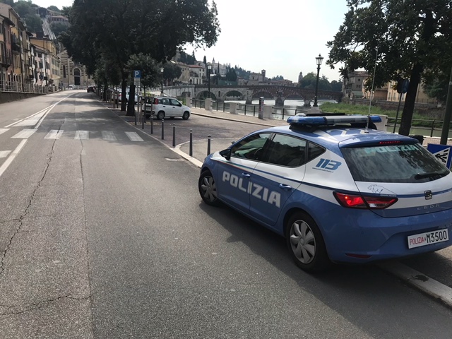 Picchia e rapina una donna: arrestato