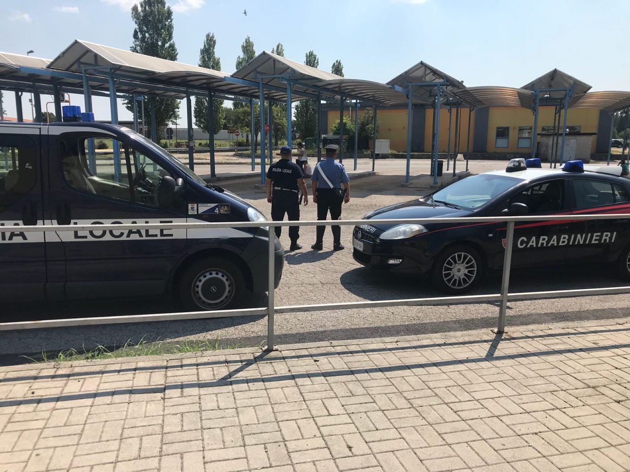 Si sdraia sui sedili dell’autobus e non fa sedere gli altri passeggeri