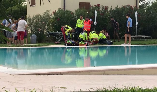 16enne autistico dopo la scuola si introduce in una piscina privata e annega