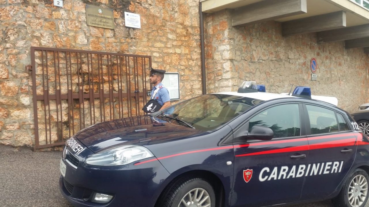 Sfonda i vetri della scuola, teppista denunciato. Colto in flagranza di reato dai carabinieri mentre danneggiava la scuola secondaria "A. Montini" di Castelnuovo del Garda.