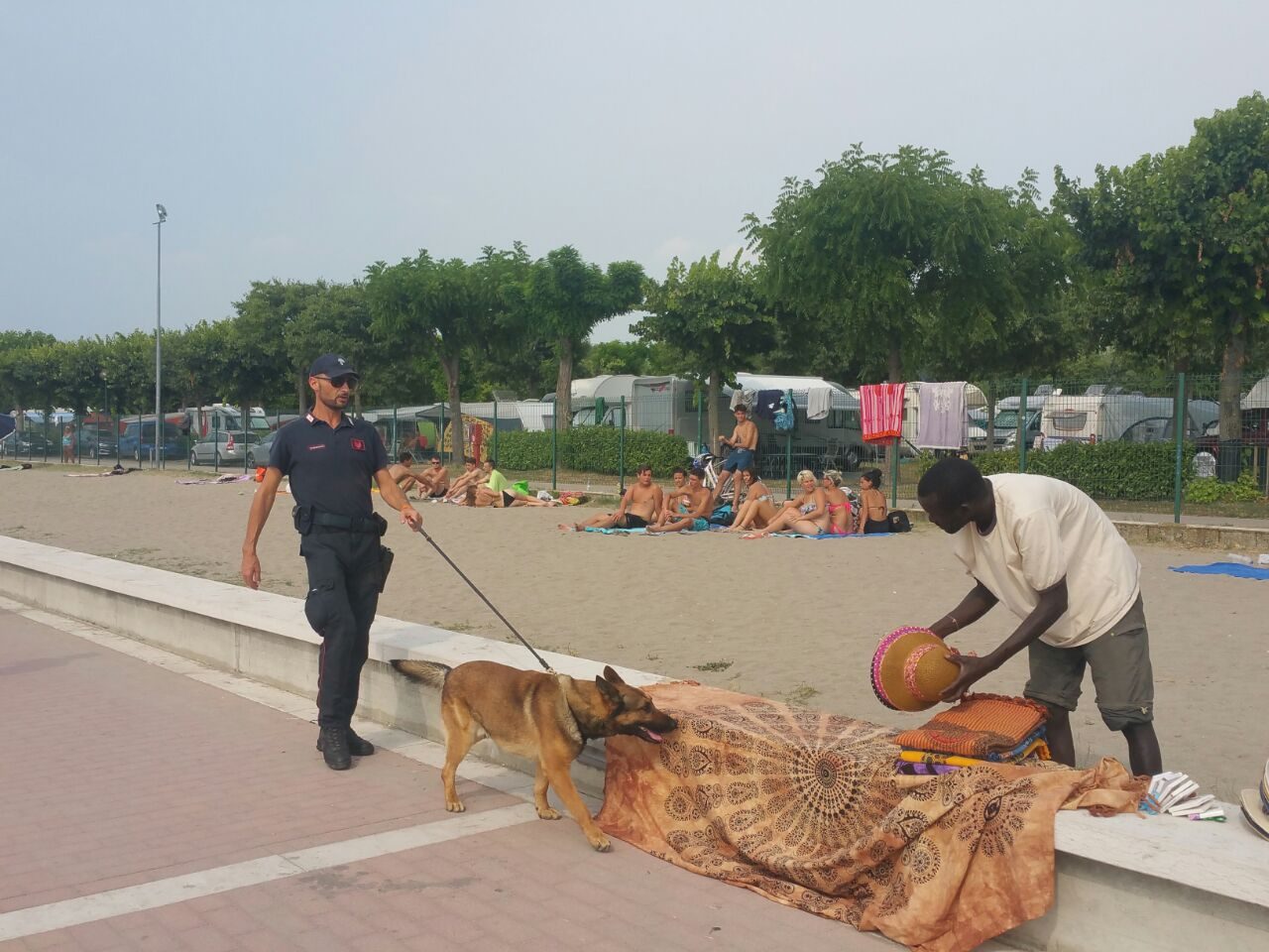Venditori abusivi bliz dei Carabinieri sul lago