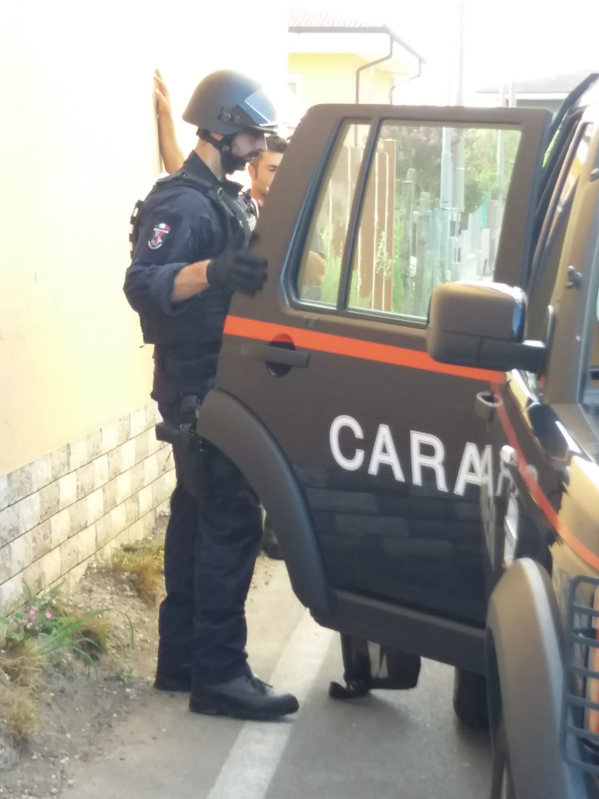 Minaccia di uccidere la famiglia con il fucile e si barrica in casa. Pericolo scampato a Legnago grazie ai carabinieri e ai negoziatori.