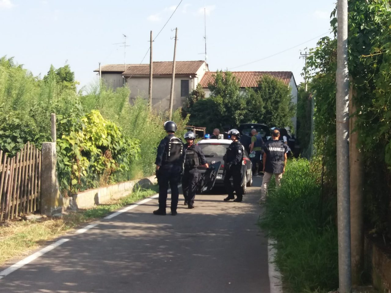Minaccia di uccidere la famiglia con il fucile e si barrica in casa