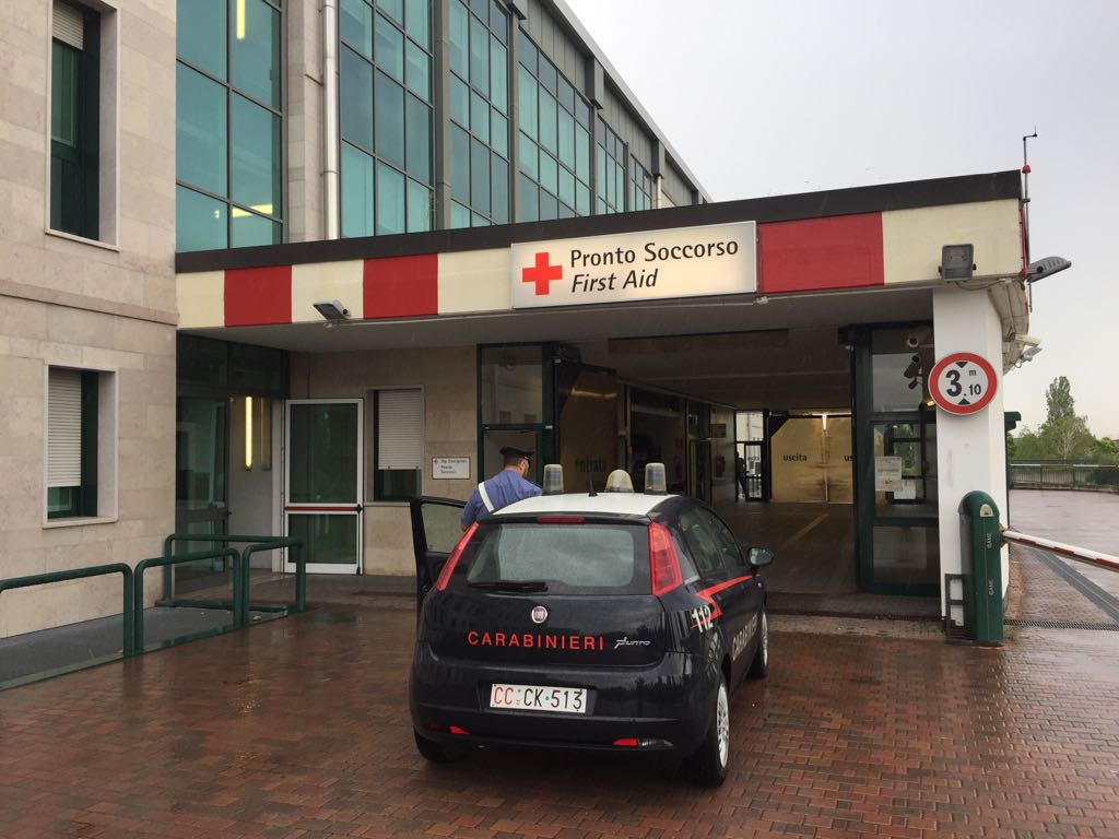 Autolesionista infuriato al Pronto Soccorso