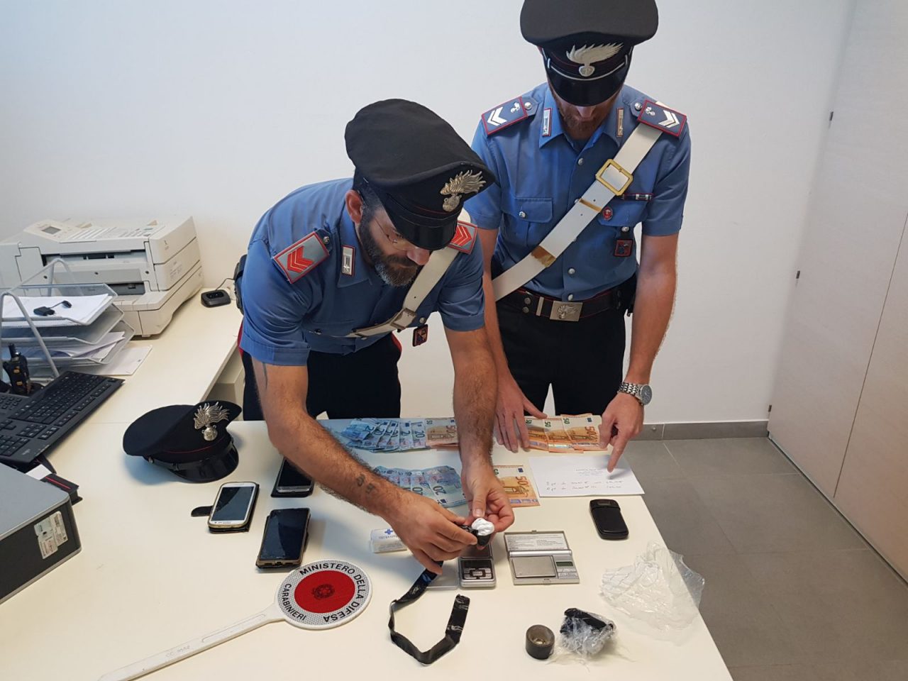 Droga e soldi falsi, tre arresti a Verona