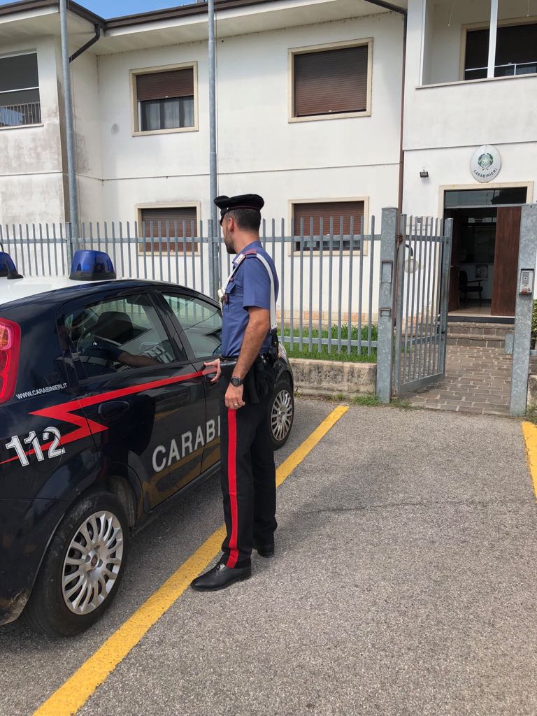 Picchiano e derubano una donna, ladri in fuga