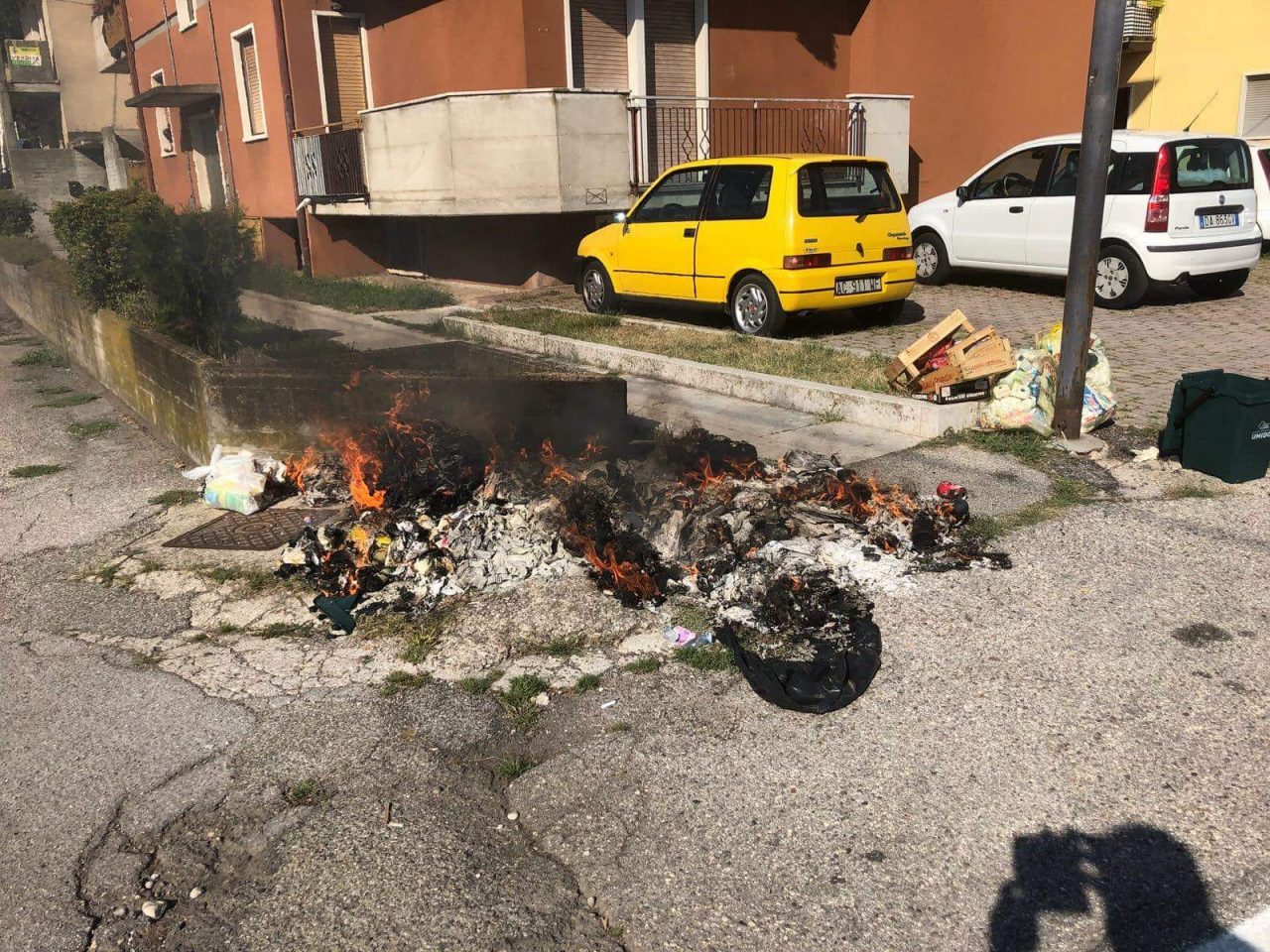 Fiamme e sconcerto a Pizzoletta. C’è un piromane in paese?
