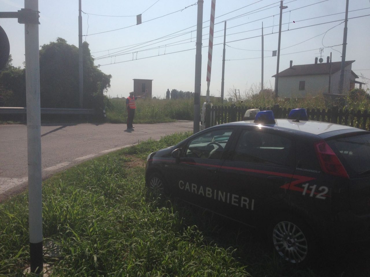 Treno fermo per la sbarra divelta