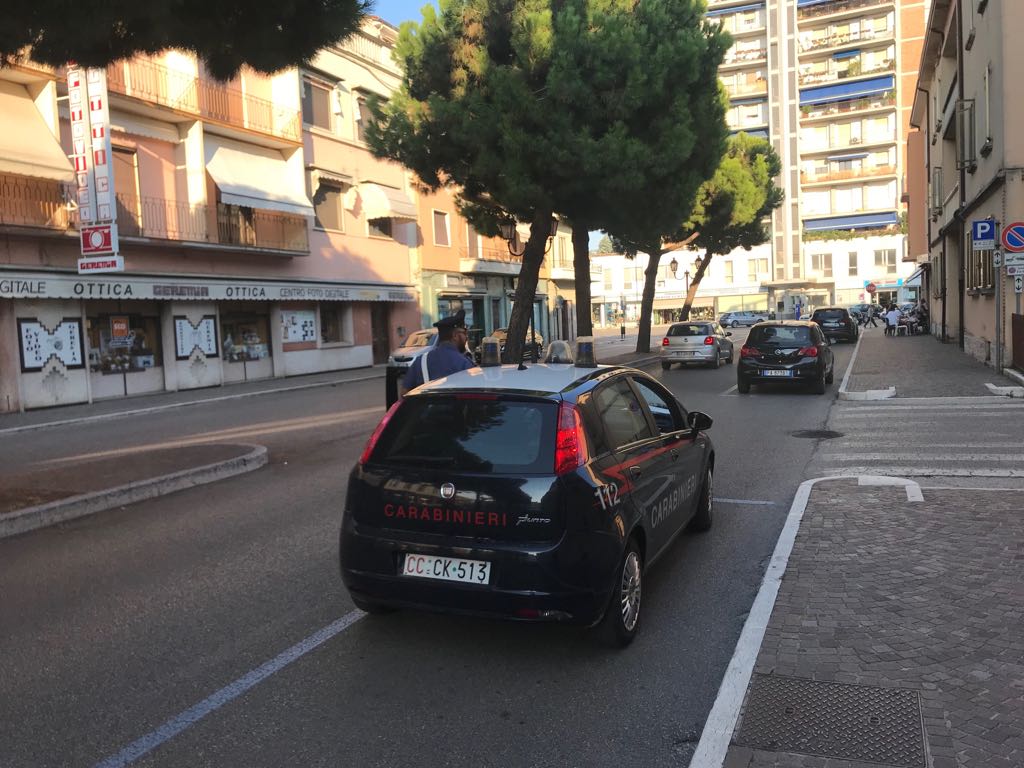 Evade dai domiciliari per una bevuta al bar arrestato