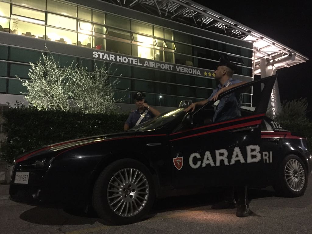 Nudo e sporco di sangue in hotel, gli aggiornamenti