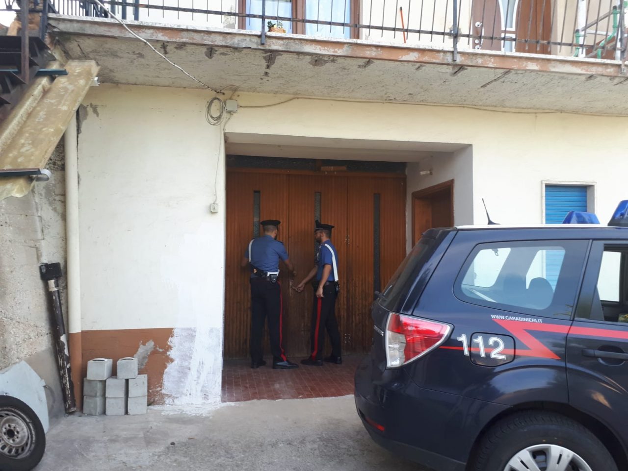Viola obbligo di dimora sorpreso fuori paese ubriaco e con l’hashish