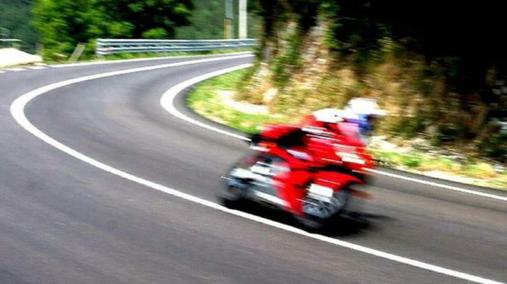 Motociclista percorre la gardesana alla folle velocità di 135 km/h