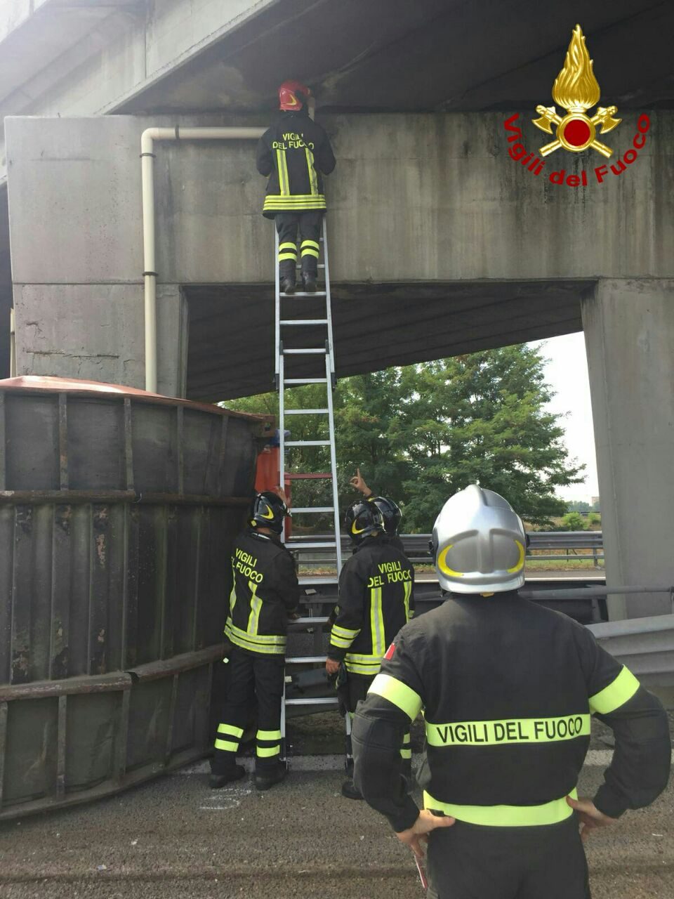 Scoppiato pneumatico in autostrada, intervenuti i vigili del fuoco. Ha causato solo lievi lesioni al copriferro.