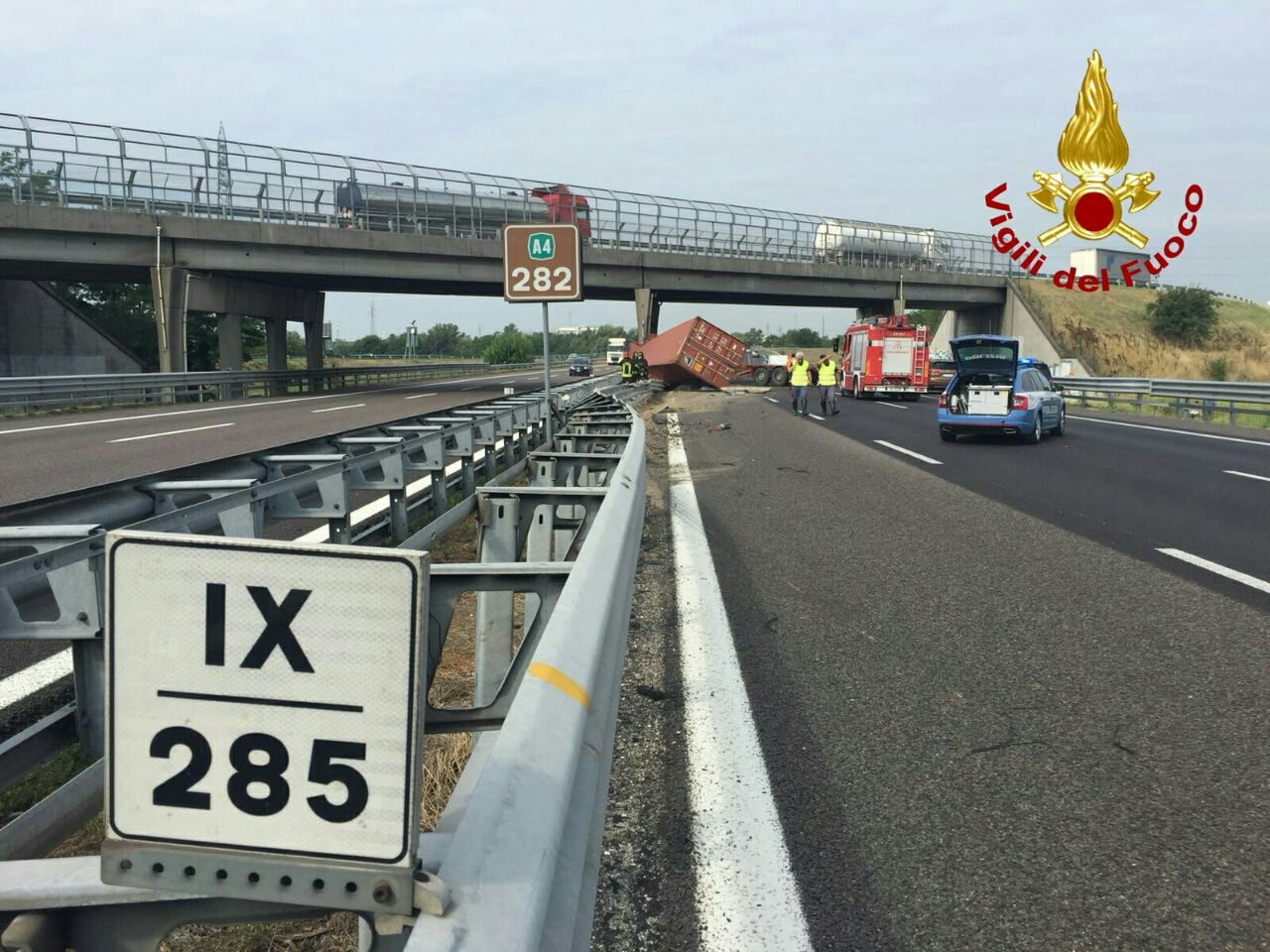 Scoppiato pneumatico in autostrada, intervenuti i vigili del fuoco. Ha causato solo lievi lesioni al copriferro.