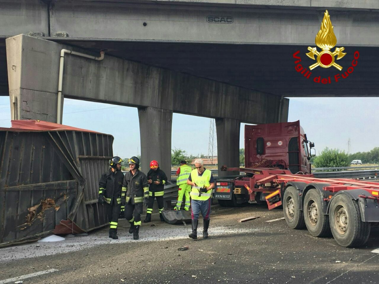 Scoppiato pneumatico in autostrada, intervenuti i vigili del fuoco. Ha causato solo lievi lesioni al copriferro.