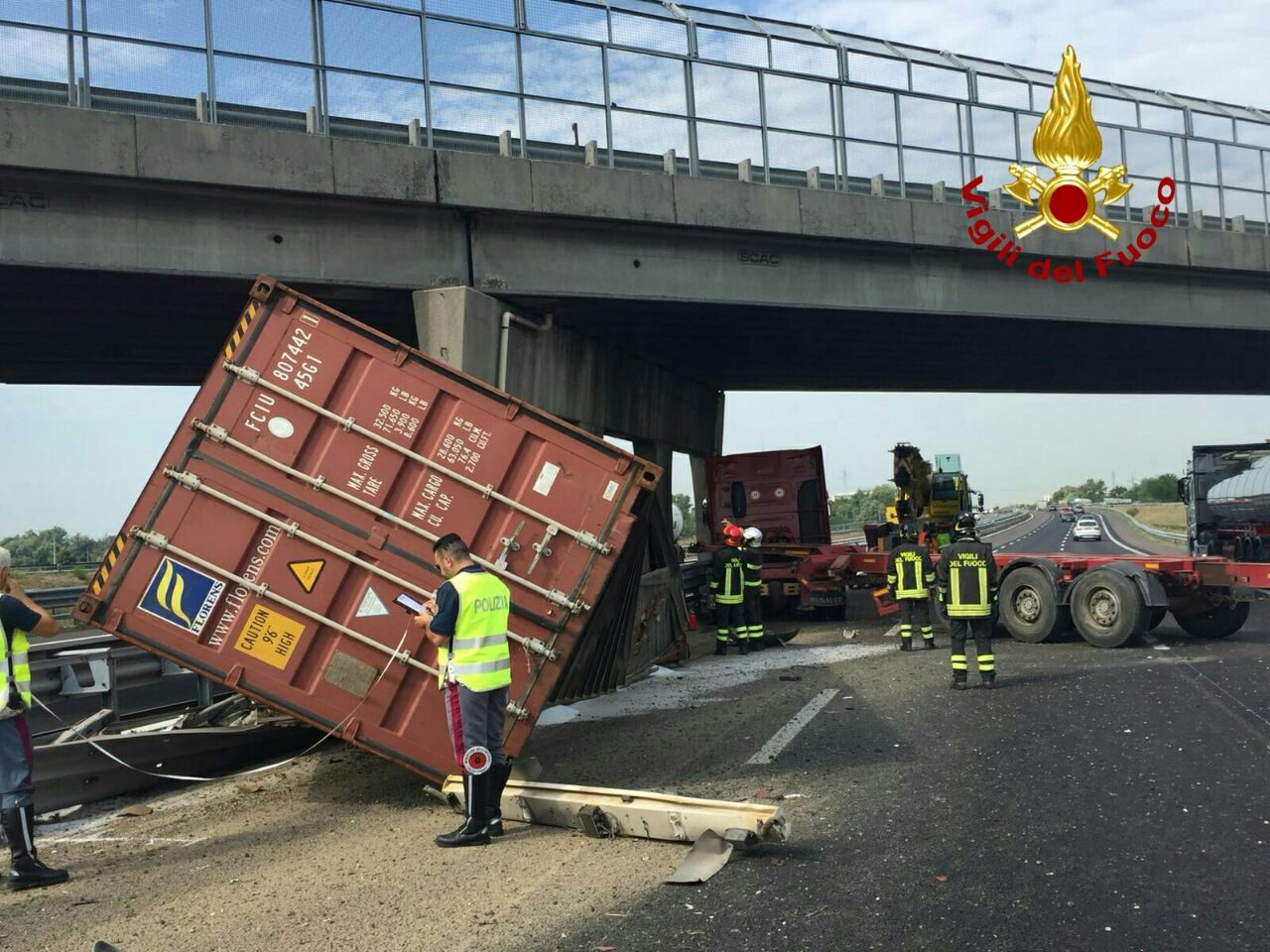 Scoppiato pneumatico in autostrada, intervenuti i vigili del fuoco