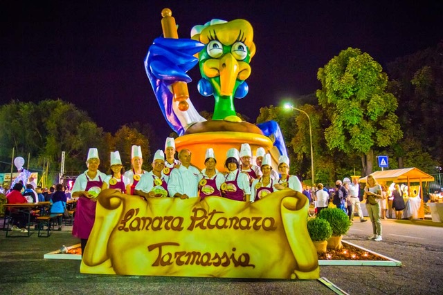 Anara Pitanara, il grande show dell’inaugurazione