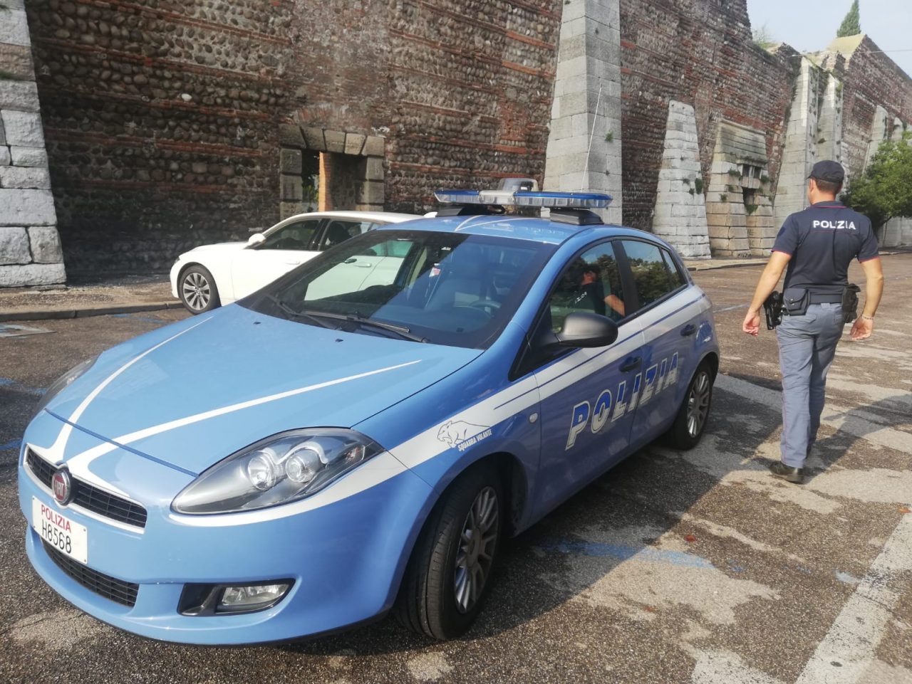 Prima va in questura, poi per tornare a casa ruba una bici