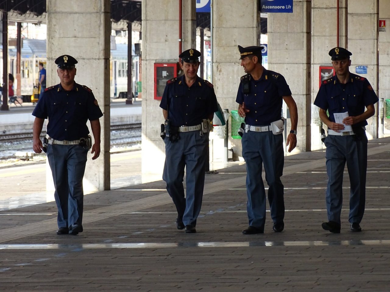 Panico in stazione Porta Nuova per un uomo che fugge dalla polizia