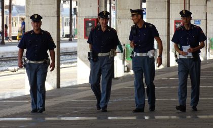 Panico in stazione Porta Nuova per un uomo che fugge dalla polizia