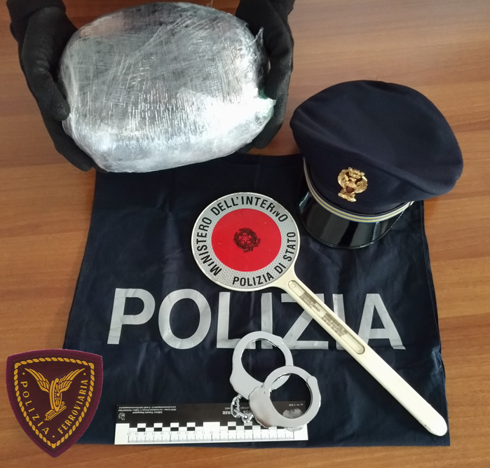 Viiaggiava con un chilo di droga addosso, arrestato