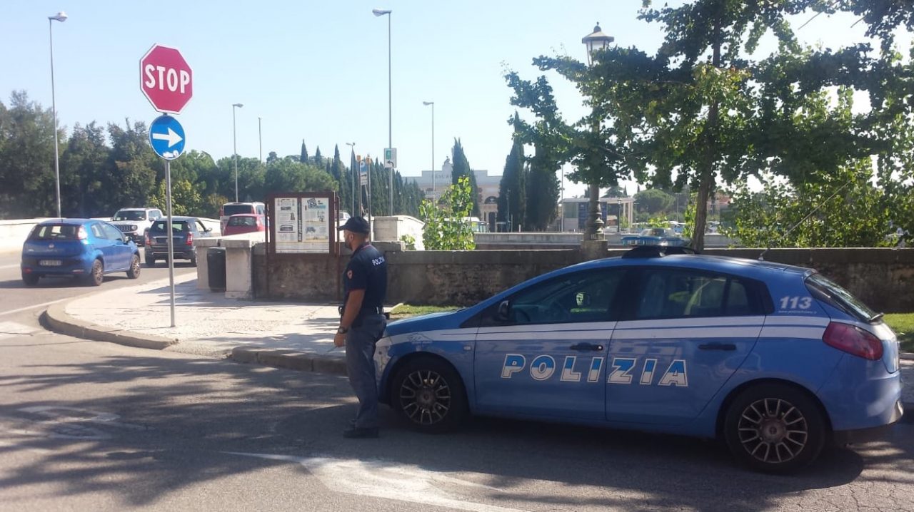 Uomo tenta il suicidio, tragedia evitata grazie alla polizia