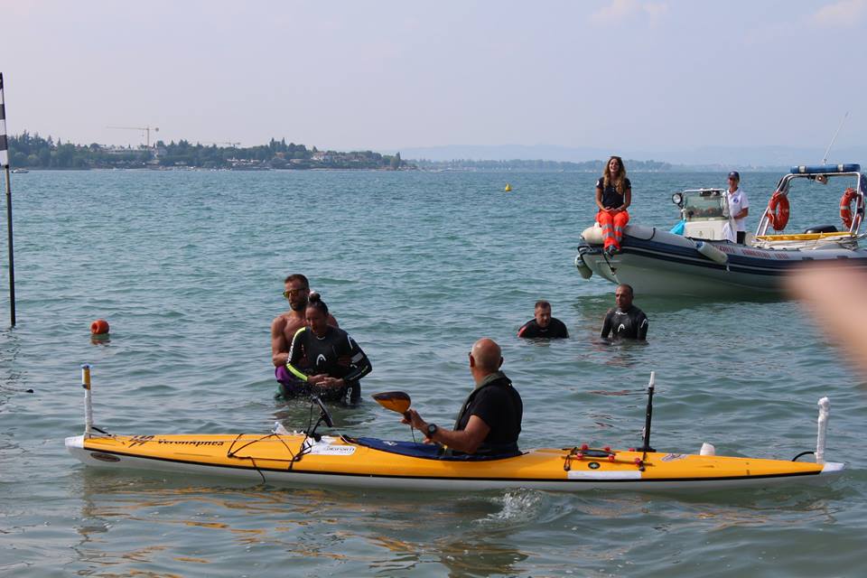 Virginia Tortella compie l’impresa: a nuoto da una sponda all’altra del lago