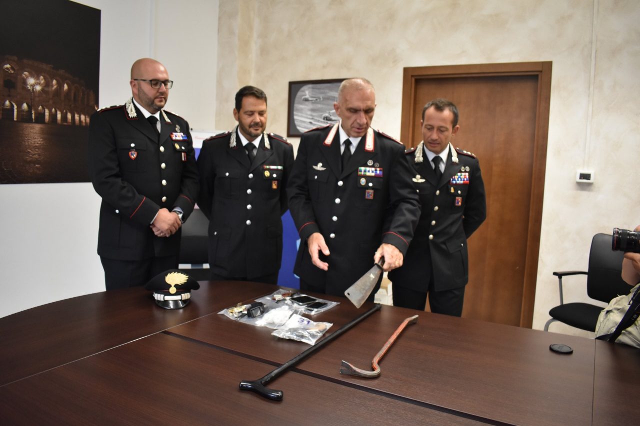 Arrestati rapinatori di villette. Task force oltre confine: i carabinieri mettono fine al triangolo del terrore. Sono i colpevoli della rapina in villa a Goito della scorsa notte, i quattro uomini sono indagati per diversi colpi messi a segno tra la bassa veronese, il mantovano e Rovigo.