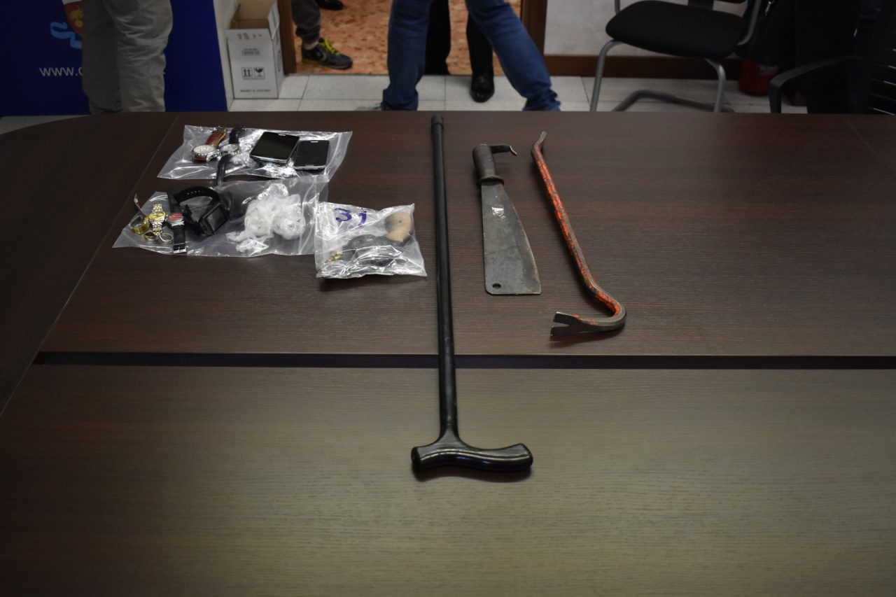 Arrestati rapinatori di villette. Task force oltre confine: i carabinieri mettono fine al triangolo del terrore. Sono i colpevoli della rapina in villa a Goito della scorsa notte, i quattro uomini sono indagati per diversi colpi messi a segno tra la bassa veronese, il mantovano e Rovigo.