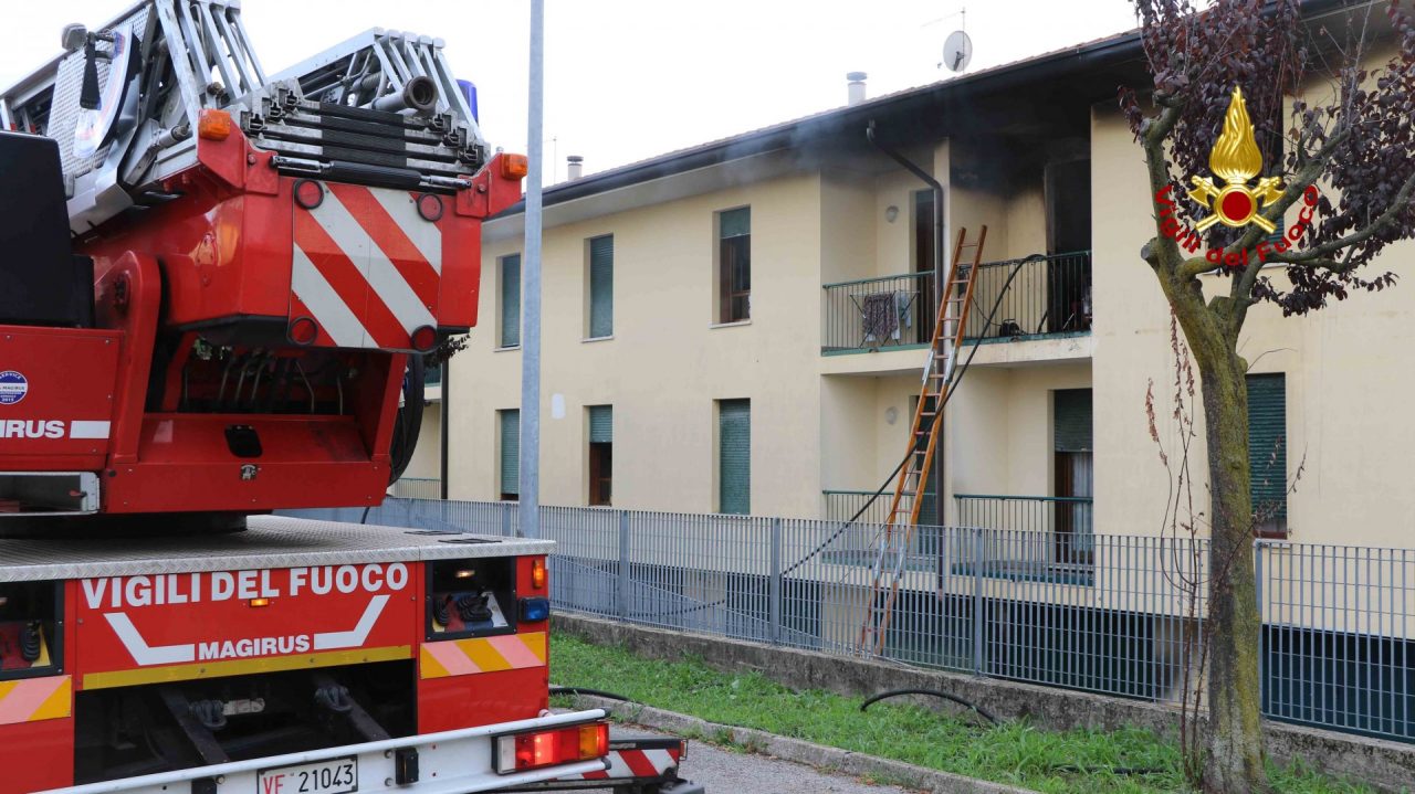 Appartamento in fiamme a Breganze. Due ore per spegnere il rogo, preservando le case vicine. L'appartamento era, fortunatamente, vuoto in quel momento.