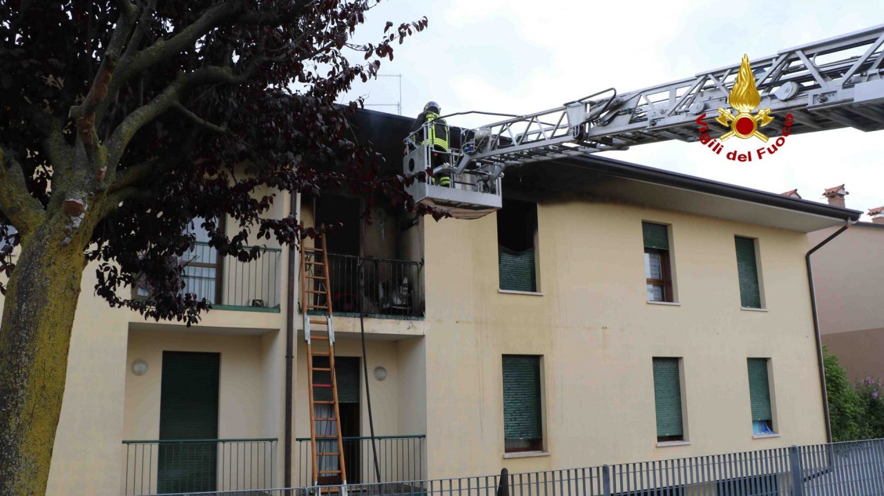 Appartamento in fiamme a Breganze. Due ore per spegnere il rogo, preservando le case vicine. L'appartamento era, fortunatamente, vuoto in quel momento.