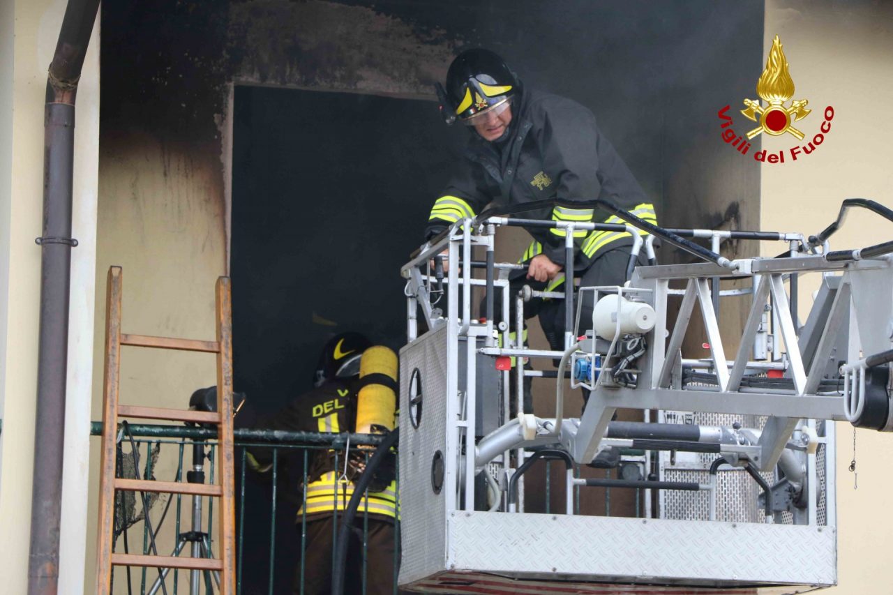 Appartamento in fiamme a Breganze. Due ore per spegnere il rogo, preservando le case vicine. L'appartamento era, fortunatamente, vuoto in quel momento.