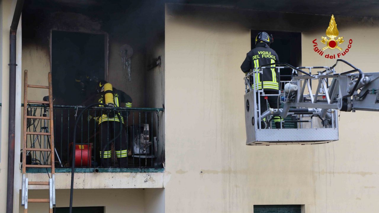Appartamento in fiamme a Breganze. Due ore per spegnere il rogo, preservando le case vicine. L'appartamento era, fortunatamente, vuoto in quel momento.