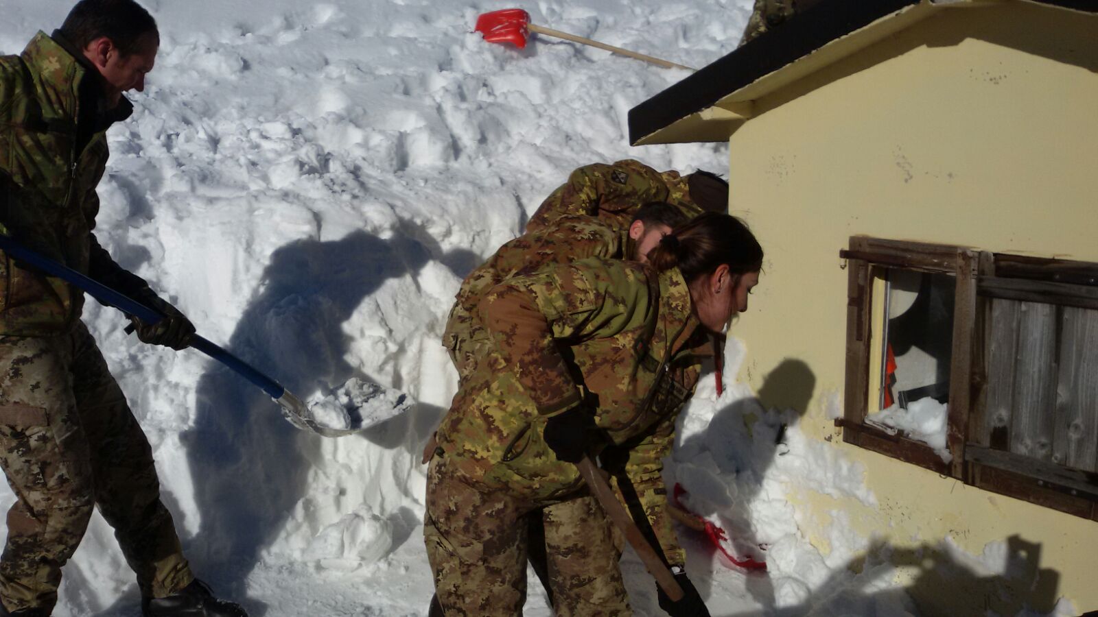 Foto 6 Personale 3° Stormo impegnato a spalare la neve nel Comune di Sarnano