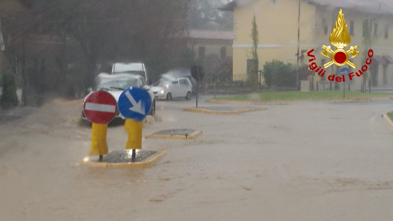 A 24 ore dalla pioggia senza sosta arriva un primo bilancio del maltempo. I vigili del fuoco e ogni tipo di soccorso è costantemente impegnato in azioni di messa in sicurezza e di aiuto nei paesi della provincia.