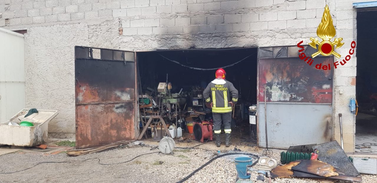 Incendio a Lonigo. Distrutta tutta l'attrezzatura di un'officina ad uso personale.